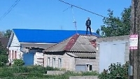 Невменяемый мужчина бегает по крышам частных домов на Ангарском