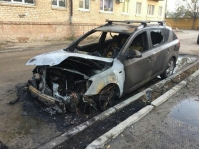 В Волгограде ночью сгорели два авто