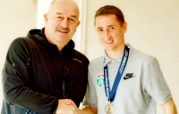 Черчесов вручил медаль Быстрову за ЕВРО – 2008