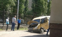 В Волгограде под землю ушла инкассаторская машина