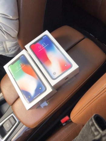 Первые обладатели iPhone X продают их в тридорога