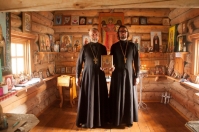Омский священник водрузил икону на самую высокую гору Сибири