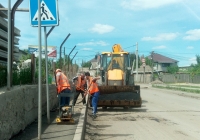 На улице Кубинской асфальтируют тротуар