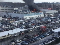 В Санкт-Петербурге горит авто-центр "Хендай"