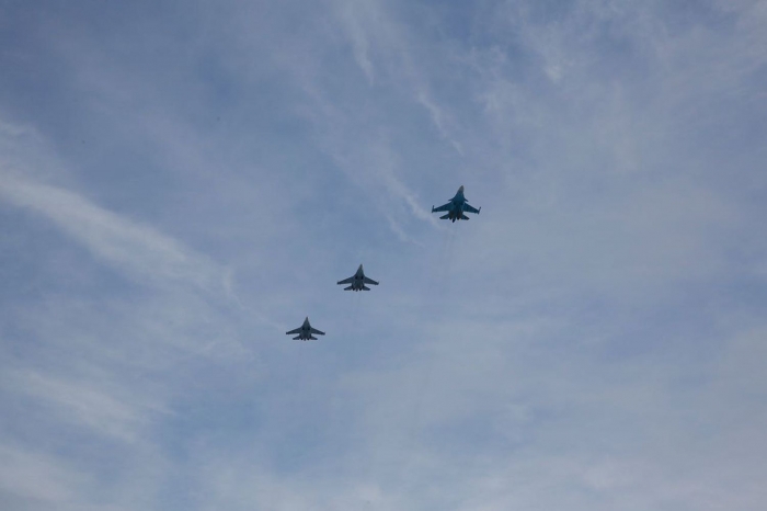В Ростове военные самолеты Су-30М2 и Су-34 приземлились на трассу