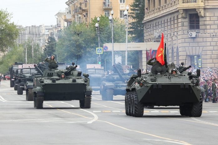 В Волгограде на площади Павших борцов прошел майский парад Победы