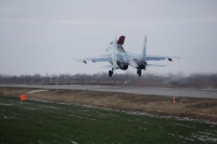 В Ростове военные самолеты Су-30М2 и Су-34 приземлились на трассу