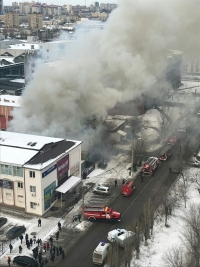 В Волгограде рядом с торговым центром в Ворошиловском районе тушили пожар