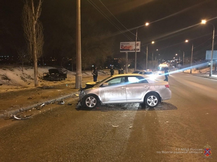 В Волгограде в аварии на Университетском пострадали четыре человека, водитель в коме
