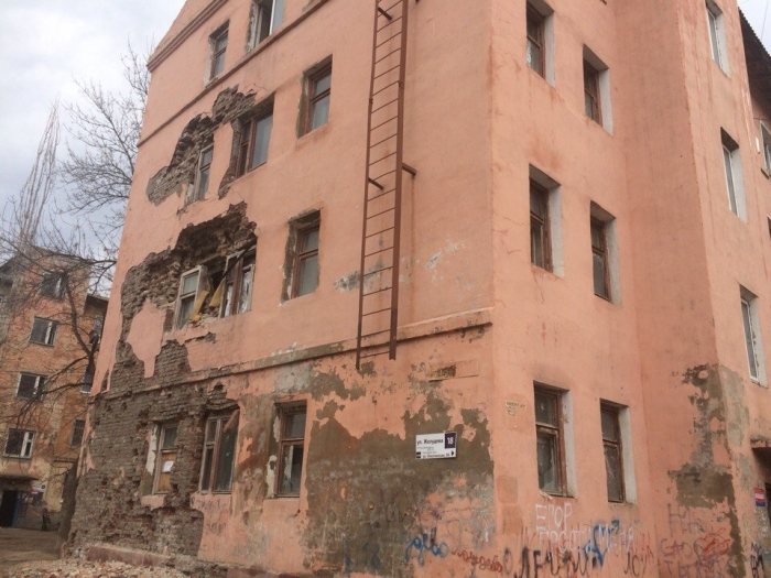 В Волгограде рухнула стена расселенного общежития