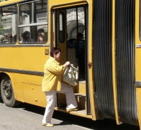 В России с июля 2018 школьные автобусы поедут с «мигалками»