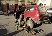 В Кировском районе Волгограда сбили мужчину, ремонтировавшего авто