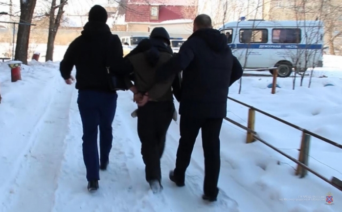 Школьницу под Волгоградом в квартире удерживал 58-летний мужчина