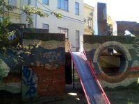 Под окнами областной администрации в Волгограде разрушается детская площадка