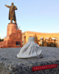 В центре Волгограда новый памятник не простоял и двух часов