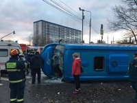В Москве в ДТП перевернулся микроавтобус с пассажирами: есть пострадавшие