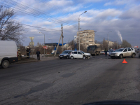 В Кировском районе Волгограда  авария с «Лада» и «Рено» собрала серьезную пробку