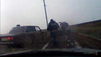 Пьяный лихач на зеленой «семерке» гонял по Волжскому на простреленных шинах