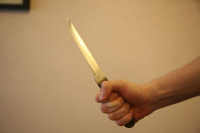 В Сургуте  неизвестный напал  на прохожих с ножом: есть раненые