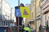 Дорожные знаки в России повесят на здания и ограждения