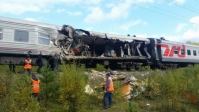 Два человека после ДТП поезда с грузовиком в Югре в крайне тяжелом состоянии