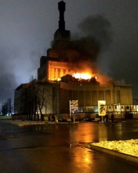 В Москве на площади 100 квадратных метров горит главный павильон ВДНХ