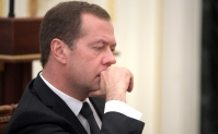 Медведев поручил продумать предложения по повышению зарплат молодым учителям