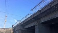Беременная женщина осталась жива, упав с моста 