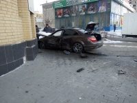 В центре Волгограда «Мерседес» врезался в жилой дом