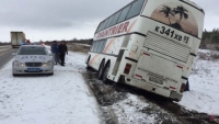 Под Волгоградом пассажиры автобуса пять часов ждали, пока их вытащат их кювета 
