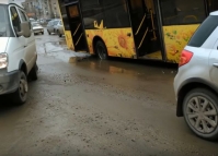 В Волгограде автобус застрял в яме на второй продольной