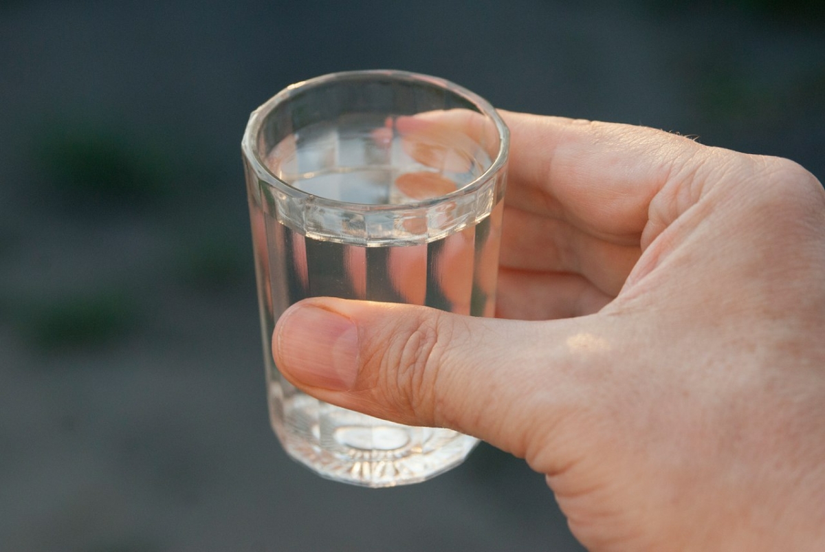 Рюмка водки в руке картинки