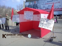 На юге Волгограда представители КПРФ митинговали пустой палаткой
