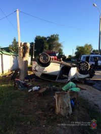 В Кировском районе Волгограде водитель врезался в дерево и погиб