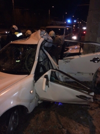 В Волгограде ночью Mercedes разорвало пополам