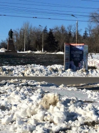 «Как не стыдно властям перед гостями нашего города»: волгоградцев возмутил неубранный снег рядом с главной выстой России