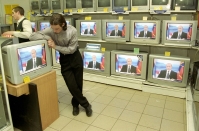 Почти 90% россиян узнают новости через телевидение