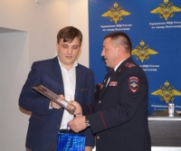 В Волгограде наградили мужчину за спасение ребенка 