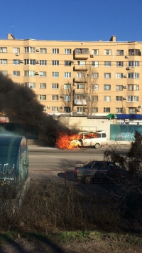 В Волгограде на остановке загорелась маршрутка 2С