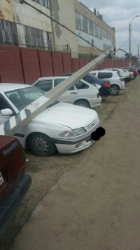 В Волгограде на припаркованную иномарку упал бетонный столб
