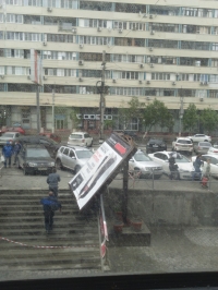В Волгограде рядом с торговым центром упал рекламный щит 