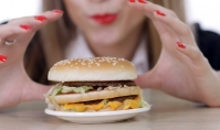 Волгоградский УФАС поразили размеры гамбургера из  «Макдоналдс»