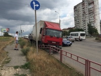 В Волгограде у фуры посреди оживленной дороги отказали тормоза