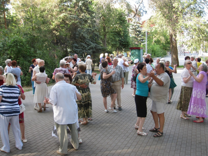 Комсомольский сад приглашает на ретро-танцы