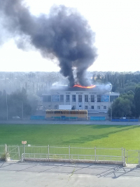 В Волжском на протяжении нескольких часов горит стадион им. Логинова