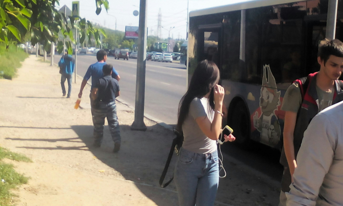 Волгоградцев почти год высаживают из автобусов на проезжую часть в центре города