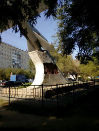 Разрушающийся памятник летчикам Качинского училища ждет своего часа