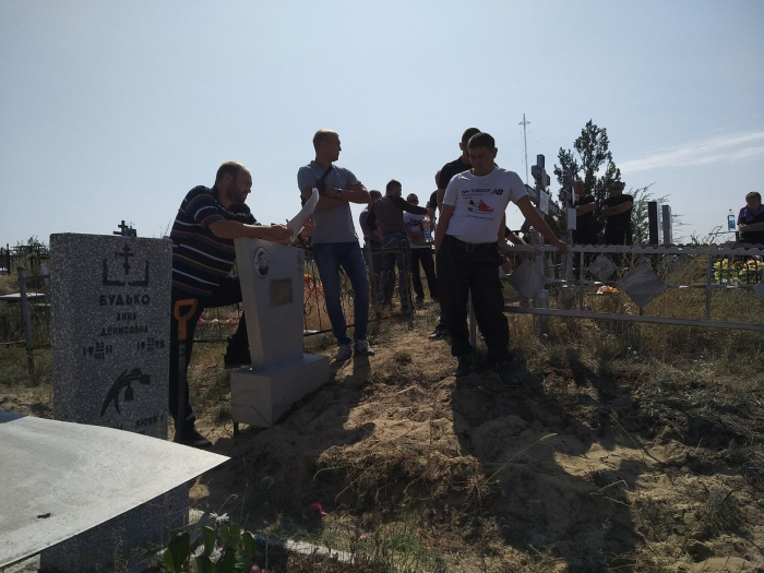 Пока волгоградские похоронщики спорят, сыновья сами копают могилы своим отцам