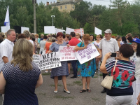 Волжане выйдут на митинг против пенсионной реформы  27 июля в 18.00 на площади Ленина местные жители будут протестовать против поднятия пенсионного возраста, НДС, цен на ЖКХ и ГСМ.  Данное мероприятие согласовала администрация Волжского, а это значит, что акция протеста будет носить санкционированный характер.   Напомним, что 26 июля подобный бунт прошёл в Волгограде, где тысяча неравнодушных людей вышли на площадь у Царицынской оперы с плакатами и лозунгами. Итогом мероприятия стало письмо президенту РФ Владимиру Путину, которое было подписано присутствующими на митинге.