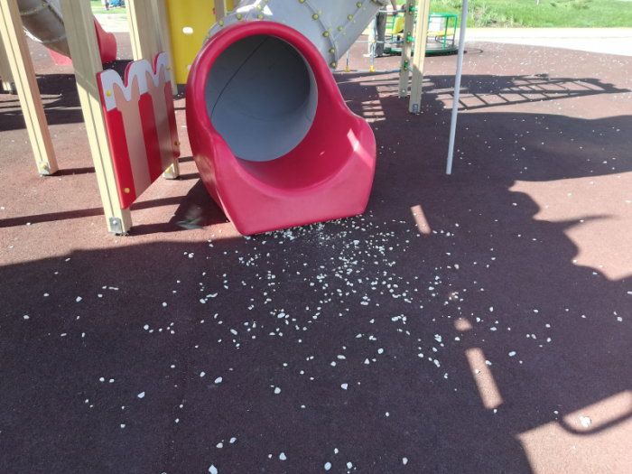 В Волгограде нашли детские площадки с опасным пластиком, гравием и болтами